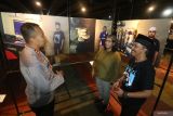 Kurator Galeri Foto Jurnalistik Antara (GFJA) Ismar Patrizki (kanan) bersama Pj Wali Kota Kediri Zanariah (tengah) dan Kapolres Kediri Kota AKBP Bramastyo Priaji (kiri) berbincang saat pembukaan pameran fotografi bertajuk Santri di Taman Brantas, Kota Kediri, Jawa Timur, Sabtu (23/11/2024). Pameran foto yang merekam aktivitas santri dari sejumlah pondok pesantren karya pewarta foto LKBN Antara tersebut digelar oleh Galeri Foto Jurnalistik Antara bekerjasama dengan Pemerintah Kota Kediri dengan memamerkan 94 foto. Antara Jatim/Prasetia Fauzani/um