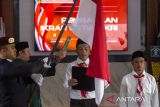 Dua orang narapidana tindak pidana terorisme membaca ikrar setia kepada Negara Kesatuan Republik Indonesia (NKRI) di Lapas Kelas IIB Indramayu, Jawa Barat, Jumat (22/11/2024). Dua napi terorisme Rahmat Saleh dan Faisal Efendi dari kelompok Jamaah Islamiyah (JI) berikrar setia kepada NKRI sekaligus berjanji mengikuti proses deradikalisasi di lapas. ANTARA FOTO/Dedhez Anggara/agr