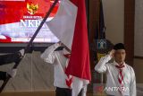 Dua orang narapidana tindak pidana terorisme memberikan penghormatan kepada bendera merah putih saat menjalani ikrar setia kepada Negara Kesatuan Republik Indonesia (NKRI) di Lapas Kelas IIB Indramayu, Jawa Barat, Jumat (22/11/2024). Dua napi terorisme Rahmat Saleh dan Faisal Efendi dari kelompok Jamaah Islamiyah (JI) berikrar setia kepada NKRI sekaligus berjanji mengikuti proses deradikalisasi di lapas. ANTARA FOTO/Dedhez Anggara/agr