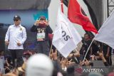 Calon Bupati Indramayu dan Wakil Bupati nomor urut tiga Nina Agustina (kanan) dan Tobroni (kiri) menyapa pendukung saat kampanye akbar di Lapangan Gabus wetan, Indramayu, Jawa Barat, Sabtu (23/11/2024). Dalam kampanye akbar tersebut pasangan Calon Bupati Indramayu Nina Agustina-Tobroni memaparkan sejumlah program unggulan serta mengajak masyarakat untuk datang ke TPS memberikan hak suaranya pada pilkada serentak 27 November 2024. ANTARA FOTO/Dedhez Anggara/agr