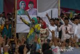 Pasangan calon Gubernur dan Wakil Gubernur Banten nomor urut 1 Airin Rachmi Diany (ketiga kiri) dan Ade Sumardi (ketiga kanan) didampingi pasangan calon Bupati dan Wakil Bupati Pandeglang Fitron Nur Ikhsan (kanan) dan Diana Drimawati Jayabaya (kelima kiri) menyampaikan orasi politik saat kampanye di Alun-alun Pagelaran, Kabupaten Pandeglang, Banten, Sabtu (23/11/2024). Kampanye terakhir Airin-Ade sebelum memasuki masa tenang tersebut diisi dengan doa bersama serta berjanji akan memprioritaskan akses pendidikan, pelayanan kesehatan, dan pembangunan infrastruktur jika terpilih menjadi Gubernur dan Wakil Gubernur Banten. ANTARA FOTO/Angga Budhiyanto/gp