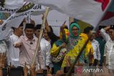 Pasangan calon Gubernur dan Wakil Gubernur Banten nomor urut 1 Airin Rachmi Diany (ketiga kanan) dan Ade Sumardi (kedua kiri) menyapa para pendukung saat kampanye di Alun-alun Pagelaran, Kabupaten Pandeglang, Banten, Sabtu (23/11/2024). Kampanye terakhir Airin-Ade sebelum memasuki masa tenang tersebut diisi dengan doa bersama serta berjanji akan memprioritaskan akses pendidikan, pelayanan kesehatan, dan pembangunan infrastruktur jika terpilih menjadi Gubernur dan Wakil Gubernur Banten. ANTARA FOTO/Angga Budhiyanto/gp