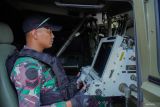 Personil Arhanud TNI AD mengoperasikan alutsista rudal Starstreak MML melalui konsol monitor saat Latihan Menembak Senjata Berat (Latbakjatrat) terintegrasi Pusat Kesenjataan Artileri Pertahanan Udara (Pussenarhanud) TNI AD TA 2024 di Lapangan Air Weapon Range (AWR) Pandanwangi, Lumajang, Jawa Timur, Sabtu (23/11/2024). Gelaran Latbakjatrat oleh Pussenarhanud TNI Angkatan darat yang diikuti 320 personil menggunakan empat alutsista rudal dan empat meriam tersebut untuk memelihara sekaligus meningkatkan kemampuan prajurit dalam pelaksanaan prosedur taktis menembak sasaran udara secara terintegrasi. ANTARA Jatim/Irfan Sumanjaya/mas.