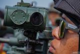 Personil Arhanud TNI AD mengoperasikan meriam 57 mm S-60 saat Latihan Menembak Senjata Berat (Latbakjatrat) terintegrasi Pusat Kesenjataan Artileri Pertahanan Udara (Pussenarhanud) TNI AD TA 2024 di Lapangan Air Weapon Range (AWR) Pandanwangi, Lumajang, Jawa Timur, Sabtu (23/11/2024). Gelaran Latbakjatrat oleh Pussenarhanud TNI Angkatan darat yang diikuti 320 personil menggunakan empat alutsista rudal dan empat meriam tersebut untuk memelihara sekaligus meningkatkan kemampuan prajurit dalam pelaksanaan prosedur taktis menembak sasaran udara secara terintegrasi. ANTARA Jatim/Irfan Sumanjaya/mas.