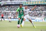 Pesepak bola Persebaya Surabaya Kadek Raditya Maheswara (kiri) berebut bola dengan pesepak bola Persija Jakarta Rizky Ridho (kanan) pada pertandingan BRI Liga 1 di Stadion Gelora Bung Tomo, Surabaya, Jawa Timur, Jumat (22/11/2024). Persebaya mengalahkan Persija Jakarta dengan skor 2-1. ANTARA Jatim/Rizal Hanafi/mas.