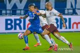 Pesepak bola Persib Bandung Ciro Alves (kiri) berebut bola dengan pesepak bola Borneo FC Gabriel Furtado (kanan) saat pertandingan BRI Liga 1 di Stadion Gelora Bandung Lautan Api, Bandung, Jawa Barat, Jumat (22/11/2024). Pertandingan tersebut dimenangkan oleh Persib Bandung dengan skor 1-0. ANTARA FOTO/Raisan Al Farisi/agr
