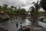 Sejumlah wisatawan berendam di mata air Situs Citaman Batu Goong, Kabupaten Pandeglang, Banten, Sabtu (23/11/2024). Kementerian Pariwisata akan melakukan sejumlah program untuk meningkatkan kunjungan wisatawan diantaranya intensifikasi program bangga berwisata di Indonesia, digitalisasi Calendar of Events dan pengembangan AI Traveler Planner Assistance, mendukung pelaksanaan event nasional dan internasional, serta bekerjasama dengan kementerian atau lembaga lainnya untuk menyesuaikan harga tiket pesawat sehingga kontribusi PDB pariwisata dapat mencapai target 4,5 persen. ANTARA FOTO/Angga Budhiyanto/gp