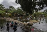 Sejumlah wisatawan berendam di mata air Situs Citaman Batu Goong, Kabupaten Pandeglang, Banten, Sabtu (23/11/2024). Kementerian Pariwisata akan melakukan sejumlah program untuk meningkatkan kunjungan wisatawan diantaranya intensifikasi program bangga berwisata di Indonesia, digitalisasi Calendar of Events dan pengembangan AI Traveler Planner Assistance, mendukung pelaksanaan event nasional dan internasional, serta bekerjasama dengan kementerian atau lembaga lainnya untuk menyesuaikan harga tiket pesawat sehingga kontribusi PDB pariwisata dapat mencapai target 4,5 persen. ANTARA FOTO/Angga Budhiyanto/gp