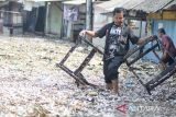 Warga membersihkan tumpukan sampah yang terbawa banjir di Dayeuhkolot, Kabupaten Bandung, Jawa Barat, Jumat (22/11/2024). Tumpukan sampah sepanjang 15 meter lebih tersebut terjadi akibat terbawa arus banjir luapan Sungai Citarum. ANTARA FOTO/Novrian Arbi/agr