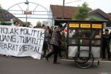 Massa dari Koalisi Rakyat Bersatu Selamatkan Demokrasi membawa poster saat berunjuk rasa di depan Kantor Badan Pengawas Pemilu (Bawaslu) Kota Malang, Jawa Timur, Jumat (22/11/2024). Dalam pernyataan sikapnya mereka menolak politik uang serta menuntut   lembaga  penyelenggara Pemilu yakni Bawaslu maupun Komisi Pemilihan Umum (KPU) lebih ketat dalam melakukan pengawasan demi menjaga netralitas TNI/Polri menjelang pelaksanaan Pemilihan Kepala Daerah (Pilkada). ANTARA JatimAri Bowo Sucipto/mas.