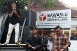 Massa dari Koalisi Rakyat Bersatu Selamatkan Demokrasi berunjuk rasa di depan Kantor Badan Pengawas Pemilu (Bawaslu) Kota Malang, Jawa Timur, Jumat (22/11/2024). Dalam pernyataan sikapnya mereka menolak politik uang serta menuntut   lembaga  penyelenggara Pemilu yakni Bawaslu maupun Komisi Pemilihan Umum (KPU) lebih ketat dalam melakukan pengawasan demi menjaga netralitas TNI/Polri menjelang pelaksanaan Pemilihan Kepala Daerah (Pilkada). ANTARA JatimAri Bowo Sucipto/mas.