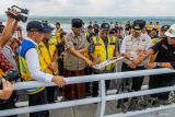 Menteri Pekerjaan Umum (PU) Dody Hanggodo (ketiga kiri) didampingi Pj Bupati Nganjuk Sri Handoko (kedua kanan)  meninjau kondisi pintu air di Bendungan Semantok, Nganjuk, Jawa Timur, Jumat (22/11/2024). Kunjungan kerja tersebut guna memastikan Bendungan Semantok berfungsi optimal untuk mengairi lahan pertanian seluas 8.845 hektare di kawasan itu. ANTARA Jatim/Muhammad Mada/mas.