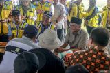 Menteri Pekerjaan Umum (PU) Dody Hanggodo (kanan) berdiskusi dengan warga saat meninjau kondisi Bendungan Semantok di Nganjuk, Jawa Timur, Jumat (22/11/2024). Kunjungan kerja tersebut guna memastikan Bendungan Semantok berfungsi optimal untuk mengairi lahan pertanian seluas 8.845 hektare di kawasan itu. ANTARA Jatim/Muhammad Mada/mas.