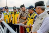 Menteri Pekerjaan Umum (PU) Dody Hanggodo (tengah) didampingi Pj Bupati Nganjuk Sri Handoko (kanan) meninjau kondisi pintu air di Bendungan Semantok, Nganjuk, Jawa Timur, Jumat (22/11/2024). Kunjungan kerja tersebut guna memastikan Bendungan Semantok berfungsi optimal untuk mengairi lahan pertanian seluas 8.845 hektare di kawasan itu. ANTARA Jatim/Muhammad Mada/mas.