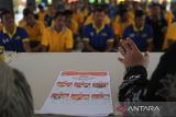 Petugas memperkenalkan surat suara dan tata cara pencoblosan kepada warga binaan saat simulasi pemungutan suara pilkada tahun 2024 di Lapas kelas II A Banda Aceh, Aceh, Sabtu (23/11/2024). Komisi Independen Pemilihan (KIP) Aceh mencatat sebanyak 6.428 warga binaan yang masuk dalam Daftar Pemilih Tetap (DPT) di Lembaga Permasyarakatan (Lapas)  dan Rumah Tahanan (Rutan)  provinsi Aceh  akan memberikan hak suaranya pada pemilihan kepala daerah pada 27 November 2024. ANTARA FOTO/Ampelsa.