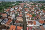 Foto udara kondisi banjir yang melanda Kampung Bojongasih, Dayeuhkolot, Kabupaten Bandung, Jawa Barat, Minggu (24/11/2024). Menurut data dari petugas Desa Dayeuhkolot mencatat sebanyak 3.800 jiwa terdampak bencana banjir akibat luapan Sungai Citarum setinggi 50 hingga 150 cm. ANTARA FOTO/Raisan Al Farisi/agr
