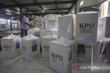 Petugas mengangkut kotak suara di gudang logistik KPU Indramayu, Jawa Barat, Minggu (24/11/2024). KPU Indramayu mulai mendistribusikan logistik pilkada serentak ke 31 kecamatan di Kabupaten Indramayu yang ditargetkan selesai dalam dua hari. ANTARA FOTO/Dedhez Anggara/agr