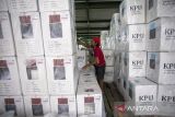 Petugas mengangkut kotak suara di gudang logistik KPU Indramayu, Jawa Barat, Minggu (24/11/2024). KPU Indramayu mulai mendistribusikan logistik pilkada serentak ke 31 kecamatan di Kabupaten Indramayu yang ditargetkan selesai dalam dua hari. ANTARA FOTO/Dedhez Anggara/agr