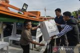 Petugas mengangkat kotak suara ke dalam kapal saat pendistribusian logistik Pilkada 2024 ke Pulau Tunda di Dermaga Karangantu, Kota Serang, Banten, Minggu (24/11/2024). KPU Kabupaten Serang mendistribusikan empat kotak suara, delapan bilik suara, serta 2.188 surat suara untuk dua TPS di pulau yang berjarak sekitar 40 kilometer di Utara Serang, dengan jumlah pemilih 1.066 orang. ANTARA FOTO/Putra M. Akbar/gp