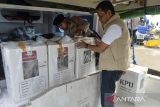 Petugas merapikan kotak suara saat pendistribusian logistik Pilkada 2024 ke Pulau Tunda di Dermaga Karangantu, Kota Serang, Banten, Minggu (24/11/2024). KPU Kabupaten Serang mendistribusikan empat kotak suara, delapan bilik suara, serta 2.188 surat suara untuk dua TPS di pulau yang berjarak sekitar 40 kilometer di Utara Serang, dengan jumlah pemilih 1.066 orang. ANTARA FOTO/Putra M. Akbar/gp