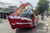 Panitia Pemungutan Suara (PPS) melakukan sosialisasi saat pawai mobil hias di Kasemen Kota Serang, Banten, Minggu (24/11/2024). Pawai mobil hias yang diadakan Panitia Pemilihan Kecamatan (PPK) Kasemen tersebut untuk mengajak masyarakat menggunakan hak pilihnya dan tidak golput pada Pilkada 27 November 2024 mendatang. ANTARA FOTO/Putra M. Akbar/gp