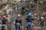 Peserta melakukan proses evakuasi korban di ketinggian saat mengikuti pelatihan vertical rescue di Tebing 125 Citatah, Kabupaten Bandung Barat, Jawa Barat, Sabtu (23/11/2024). Pelatihan yang dipandu oleh instruktur dari Pengurus Pusat Federasi Panjat Tebing Indonesia (FPTI) dan diikuti oleh anggota FPTI, petugas pemadam kebakaran dan warga tersebut bertujuan untuk mempersiapkan individu menghadapi situasi darurat serta penyelamatan korban di lingkungan vertikal atau medan terjal. ANTARA FOTO/Abdan Syakura/agr
