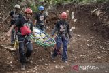 Peserta melakukan proses evakuasi korban saat mengikuti pelatihan vertical rescue di Tebing 125 Citatah, Kabupaten Bandung Barat, Jawa Barat, Sabtu (23/11/2024). Pelatihan yang dipandu oleh instruktur dari Pengurus Pusat Federasi Panjat Tebing Indonesia (FPTI) dan diikuti oleh anggota FPTI, petugas pemadam kebakaran dan warga tersebut bertujuan untuk mempersiapkan individu menghadapi situasi darurat serta penyelamatan korban di lingkungan vertikal atau medan terjal. ANTARA FOTO/Abdan Syakura/agr
