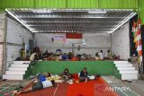 Sejumlah warga yang rumahnya terendam banjir mengungsi di Posko Siaga Bencana Perumahan Garden City Residence, Periuk, Kota Tangerang, Banten, Minggu (24/11/2024). Sekitar 1.600 warga di perumahan tersebut harus diungsikan ke tiga posko terdekat karena rumahnya terendam banjir.  ANTARA FOTO/Sulthony Hasanuddin/gp