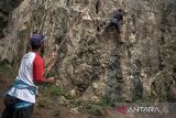 Peserta memanjat tebing saat Road to Indonesia Climbing Festival 2025 di Tebing 125 Citatah, Kabupaten Bandung Barat, Jawa Barat, Sabtu (23/11/2024). Kegiatan yang digelar oleh Federasi Panjat Tebing Indonesia (FPTI) Jawa Barat ini diikuti oleh 150 peserta dari mahasiswa pecinta alam, siswa pecinta alam dan atlet profesional dari berbagai daerah di Indonesia sebagai ajang mengembangkan potensi olahraga panjat tebing sekaligus memantau regenerasi atlet muda panjat tebing atau panjat dinding. ANTARA FOTO/Abdan Syakura/agr