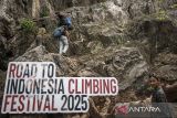 Peserta berada di kawasan Tebing 125 Citatah saat kegiatan Road to Indonesia Climbing Festival 2025 di Kabupaten Bandung Barat, Jawa Barat, Sabtu (23/11/2024). Kegiatan yang digelar oleh Federasi Panjat Tebing Indonesia (FPTI) Jawa Barat ini diikuti oleh 150 peserta dari mahasiswa pecinta alam, siswa pecinta alam dan atlet profesional dari berbagai daerah di Indonesia sebagai ajang mengembangkan potensi olahraga panjat tebing sekaligus memantau regenerasi atlet muda panjat tebing atau panjat dinding. ANTARA FOTO/Abdan Syakura/agr