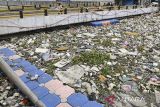 Warga melintasi jembatan Kali Dadap yang dipenuhi sampah di Kosambi, Kabupaten Tangerang, Banten, Minggu (24/11/2024). Kali tersebut dipenuhi sampah yang tersumbat sehingga menimbulkan bau tak sedap dan berpotensi menimbulkan penyakit bagi warga sekitar. ANTARA FOTO/ Sulthony Hasanuddin/gp