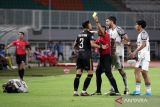 Wasit memberikan kartu kuning kepada pesepa kbola Dewa United Reva Adi Utama (kedua kiri) usai melanggar pesepa kbola Bali United Jean Privat (kiri) dalam lanjutan BRI Liga 1 di Stadion Pakansari, Kabupaten Bogor, Jawa Barat, Sabtu (23/11/2024). Dewa United menang 1-0 atas Bali United. ANTARA FOTO/Yulius Satria Wijaya/wsj.