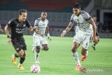 Pesepak bola Dewa United Egy Maulana Vikri (kiri) berebut bola dengan pesepak bola Bali United Yusef Elias Dolah (kanan) dalam lanjutan BRI Liga 1 di Stadion Pakansari, Kabupaten Bogor, Jawa Barat, Sabtu (23/11/2024). Dewa United menang 1-0 atas Bali United. ANTARA FOTO/Yulius Satria Wijaya/wsj.