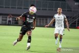 Pesepak bola Dewa United Alfrianto Nico Saputro (kiri) menguasai bola dikawal pesepak bola Bali United Irfan Jaya (kanan) dalam lanjutan BRI Liga 1 di Stadion Pakansari, Kabupaten Bogor, Jawa Barat, Sabtu (23/11/2024). Dewa United menang 1-0 atas Bali United. ANTARA FOTO/Yulius Satria Wijaya/wsj.