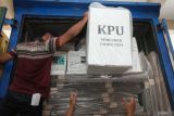 Pekerja mengeluarkan logistik Pilkada 2024 dari truk pengangkut untuk disimpan di kantor Kecamatan Bubutan, Surabaya, Jawa Timur, Minggu (24/11/2024). KPU Kota Surabaya mendistribusikan logistik Pilkada 2024 secara bertahap ke Panitia Pemilihan Kecamatan (PPK) yang selanjutnya akan didistribusikan ke Panitia Pemungutan Suara (PPS) menjelang hari pemungutan suara yang digelar pada 27 November 2024. ANTARA Jatim/Didik Suhartono/mas.