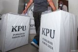 Petugas membawa logistik Pilkada 2024 untuk disimpan di kantor Kecamatan Bubutan, Surabaya, Jawa Timur, Minggu (24/11/2024). KPU Kota Surabaya mendistribusikan logistik Pilkada 2024 secara bertahap ke Panitia Pemilihan Kecamatan (PPK) yang selanjutnya akan didistribusikan ke Panitia Pemungutan Suara (PPS) menjelang hari pemungutan suara yang digelar pada 27 November 2024. ANTARA Jatim/Didik Suhartono/mas.