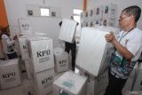 Petugas membawa logistik Pilkada 2024 untuk disimpan di kantor Kecamatan Bubutan, Surabaya, Jawa Timur, Minggu (24/11/2024). KPU Kota Surabaya mendistribusikan logistik Pilkada 2024 secara bertahap ke Panitia Pemilihan Kecamatan (PPK) yang selanjutnya akan didistribusikan ke Panitia Pemungutan Suara (PPS) menjelang hari pemungutan suara yang digelar pada 27 November 2024. ANTARA Jatim/Didik Suhartono/mas.