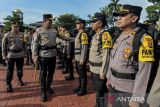 Kapolda Banten Irjen Pol Suyudi Ario Seto (kedua kiri) memeriksa pasukan saat memimpin Apel Pergeseran Pasukan Pengamanan TPS di Polda Banten, Kota Serang, Banten, Senin (25/11/2024). Polda Banten mengerahkan 4.344 personel polisi untuk mengamankan 10.716 TPS yang berada di wilayah Provinsi Banten pada Pilkada 27 November mendatang. ANTARA FOTO/Putra M. Akbar/gp