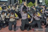 Sejumlah polisi mengangkut tasnya saat mengikuti Apel Pergeseran Pasukan Pengamanan TPS di Polda Banten, Kota Serang, Banten, Senin (25/11/2024). Polda Banten mengerahkan 4.344 personel polisi untuk mengamankan 10.716 TPS yang berada di wilayah Provinsi Banten pada Pilkada 27 November mendatang. ANTARA FOTO/Putra M. Akbar/gp