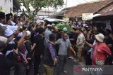 Warga dan kerabat memikul keranda jenazah calon tunggal Wakil Bupati Ciamis Yana D Putra tiba di rumah duka, Kabupaten Ciamis, Jawa Barat, Senin (25/11/2024). Calon tunggal wakil bupati Ciamis untuk Pilkada 2024 itu meninggal dunia di usia 47 tahun akibat serangan jantung di Bandung. ANTARA FOTO/Adeng Bustomi/agr
