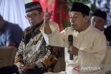 Habib Muhammad Luthfi bin Ali bin Yahya (kanan) bersama Ustadz Wijayanto (kiri) memberikan tausiah saat doa bersama Pilkada Berkualitas tahun 2024 di Polres Cimahi, Kota Cimahi, Jawa Barat, Senin (25/11/2024). Kegiatan yang diikuiti ratusan anggota TNI/Polri, forkopimda dan masyarakat Kota Cimahi serta Kabupaten Bandung Barat itu dalam rangka memohon agar seluruh tahapan Pilkada Serentak 2024 dapat berjalan aman, lancar, dan damai. ANTARA FOTO/Abdan Syakura/agr