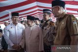 Habib Muhammad Luthfi bin Ali bin Yahya (kedua kiri) bersama Ustadz Wijayanto (kedua kanan), Pj Wali Kota Cimahi Dicky Saromi (kiri) dan Pj Bupati Kabupaten Bandung Barat Ade Zakir (kanan) menghadiri doa bersama menuju Pilkada berkualitas 2024 di Polres Cimahi, Kota Cimahi, Jawa Barat, Senin (25/11/2024). Kegiatan yang diikuiti ratusan anggota TNI/Polri, forkopimda dan masyarakat Kota Cimahi serta Kabupaten Bandung Barat itu dalam rangka memohon agar seluruh tahapan Pilkada Serentak 2024 dapat berjalan aman, lancar, dan damai. ANTARA FOTO/Abdan Syakura/agr