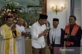 Pj Gubernur Jawa Barat Bey Machmudin (tengah) bersama perwakilan tokoh lintas agama memberikan salam usai pelaksanaan Doa Bersama Lintas Agama untuk Pilkada Jabar di Gedung Pakuan, Bandung, Jawa Barat, Senin (25/11/2024). Doa bersama tersebut sebagai harapan agar pelaksanaan Pilkada Jawa Barat 2024 pada Rabu (27/11) berlangsung aman, lancar, dan kondusif. ANTARA FOTO/Novrian Arbi/agr