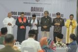 Perwakilan tokoh lintas agama membaca Doa Bersama Lintas Agama untuk Pilkada Jabar di Gedung Pakuan, Bandung, Jawa Barat, Senin (25/11/2024). Doa bersama tersebut sebagai harapan agar pelaksanaan Pilkada Jawa Barat 2024 pada Rabu (27/11) berlangsung aman, lancar, dan kondusif. ANTARA FOTO/Novrian Arbi/agr