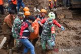 Tim SAR gabungan bersama warga mencari korban bencana tanah longsor di Desa Semangat Gunung, Karo, Sumatera Utara, Senin (25/11/2024). Bencana tanah longsor yang terjadi pada Sabtu (23/11) tersebut mengakibatkan beberapa bangunan rusak parah serta 10 warga dinyatakan meninggal dunia, 11 warga luka-luka. ANTARA FOTO/Fransisco Carolio