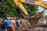 Tim SAR gabungan bersama warga mencari korban bencana tanah longsor di Desa Semangat Gunung, Karo, Sumatera Utara, Senin (25/11/2024). Bencana tanah longsor yang terjadi pada Sabtu (23/11) tersebut mengakibatkan beberapa bangunan rusak parah serta 10 warga dinyatakan meninggal dunia, 11 warga luka-luka. ANTARA FOTO/Fransisco Carolio