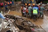 Tim SAR gabungan bersama warga mencari korban bencana tanah longsor di Desa Semangat Gunung, Karo, Sumatera Utara, Senin (25/11/2024). Bencana tanah longsor yang terjadi pada Sabtu (23/11) tersebut mengakibatkan beberapa bangunan rusak parah serta 10 warga dinyatakan meninggal dunia, 11 warga luka-luka. ANTARA FOTO/Fransisco Carolio