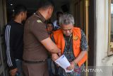 Tiga terdakwa kasus pembunuhan berencana Bebas Ginting (kanan), Rudi Sembiring (tengah) dan Yunus Tarigan (kiri) bersiap mengikuti sidang perdana kasus pembunuhan yang menewaskan wartawan Tribrata TV Rico Sampurna Pasaribu di Pengadilan Negeri Kabanjahe, Karo, Sumatera Utara, Senin (25/11/2024). Sidang tersebut beragendakan pembacaan dakwaan oleh Jaksa Penuntut Umum (JPU).Â ANTARA FOTO/Fransisco Carolio