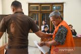 Tiga terdakwa kasus pembunuhan berencana Bebas Ginting (kanan), Rudi Sembiring (tengah) dan Yunus Tarigan (kiri) bersiap mengikuti sidang perdana kasus pembunuhan yang menewaskan wartawan Tribrata TV Rico Sampurna Pasaribu di Pengadilan Negeri Kabanjahe, Karo, Sumatera Utara, Senin (25/11/2024). Sidang tersebut beragendakan pembacaan dakwaan oleh Jaksa Penuntut Umum (JPU).Â ANTARA FOTO/Fransisco Carolio