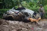 Tim SAR gabungan bersama warga mencari korban bencana tanah longsor di Desa Semangat Gunung, Karo, Sumatera Utara, Senin (25/11/2024). Bencana tanah longsor yang terjadi pada Sabtu (23/11) tersebut mengakibatkan beberapa bangunan rusak parah serta 10 warga dinyatakan meninggal dunia, 11 warga luka-luka. ANTARA FOTO/Fransisco Carolio